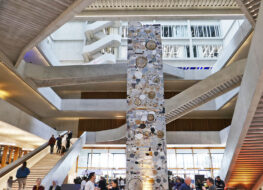 008 - foyer mit dem monolith dreamer